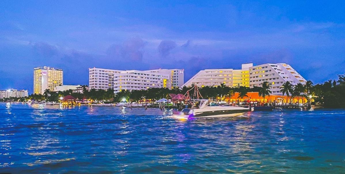 Front Beach Private Room With Shared Bathroom كانكون المظهر الخارجي الصورة